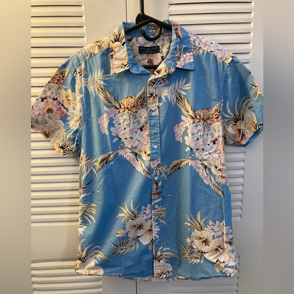 Short sleeve casual button up- M
